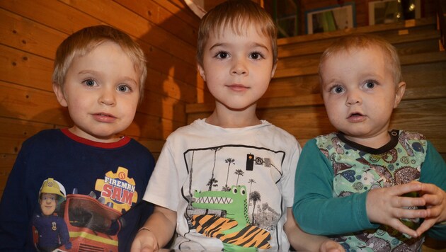 Maxi (li.) mit seinen beiden Brüdern: Der Dreijährige braucht dringend einen Stammzellenspender (Bild: Claudia Fulterer)
