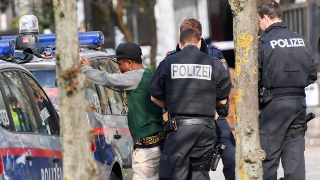 Mit Schwerpunktkontrollen will die Polizei in Linz Drogendealer und Störefriede unter Druck setzen (Bild: Harald Dostal)