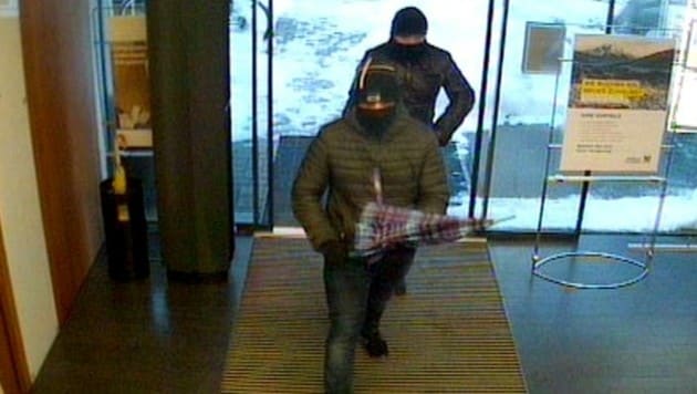 Das Foto der Überwachungskamera zeigt die beiden Räuber beim Betreten der Bank. (Bild: APA/LPD TIROL)