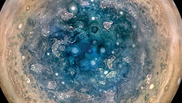 Gewaltige Wirbelstürme am Südpol des Jupiter (Bild: NASA/JPL-Caltech/SwRI/MSSS/Betsy Asher Hall/Gervasio Robles)