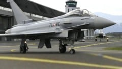 Ein Eurofighter des österreichischen Bundesheeres auf dem Fliegerstützpunkt in Zeltweg. (Bild: APA/Harald Schneider)