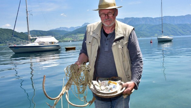 Autor und Berufsfischer Hans Eichhorn mit seinem Fund (Bild: Jack Haijes)