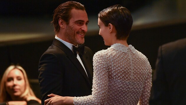 In Cannes zeigten sich Joaquin Phoenix und Rooney Mara verliebt. (Bild: AFP)