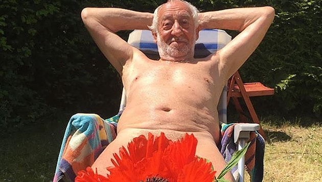Dieter Hallervorden postet ein Foto von seinem nacktem Sonnenbad. (Bild: instagram.com/dieterhallervorden)