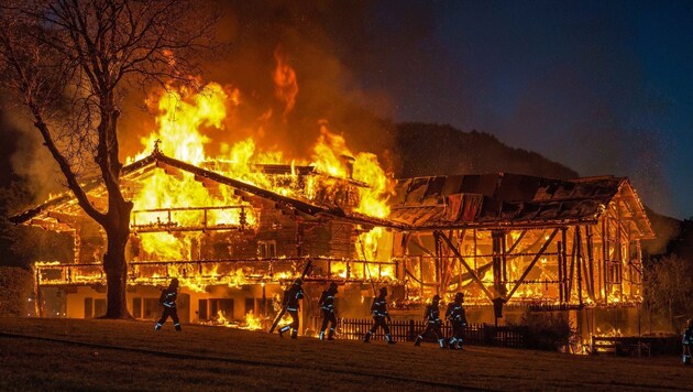 Meterhohe Flammen schlugen in Jochberg in den Abendhimmel. (Bild: zeitungsfoto.at/Liebl Daniel)