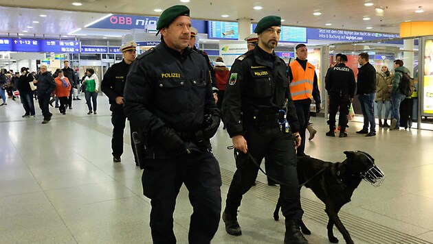 Patrouillen allein machen den Linzer Hauptbahnhof offenbar nicht wesentlich sicherer (Bild: Horst Einöder)
