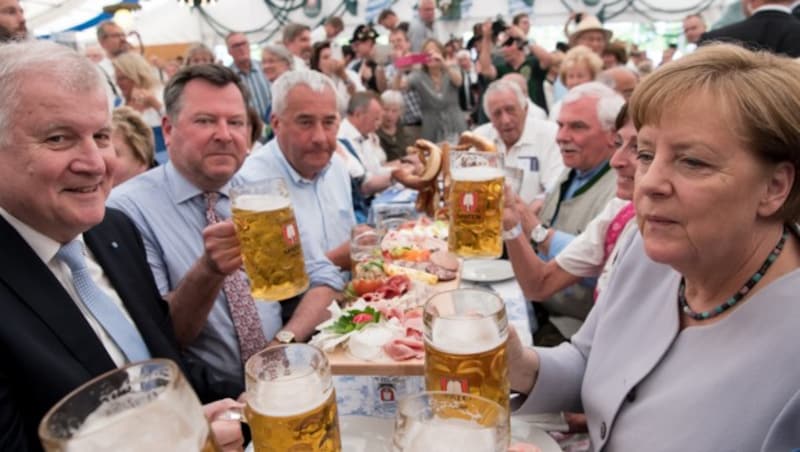 Merkel mit Seehofer (Bild: APA/dpa/Sven Hoppe)