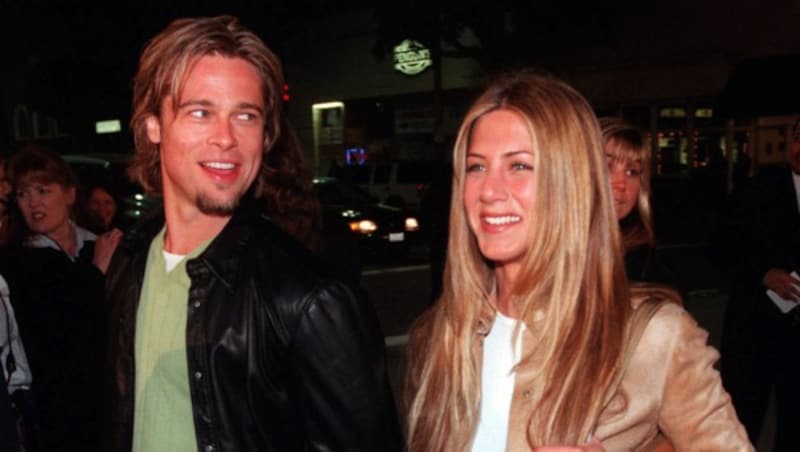 Brad Pitt und Jennifer Aniston auf einem Foto aus dem Jahr 2000 (Bild: AP)