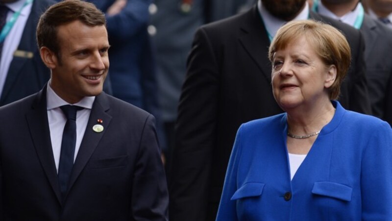 Macron und Merkel scherzten viel herum am Rande des G7-Gipfels im italienischen Taormina. (Bild: AFP)