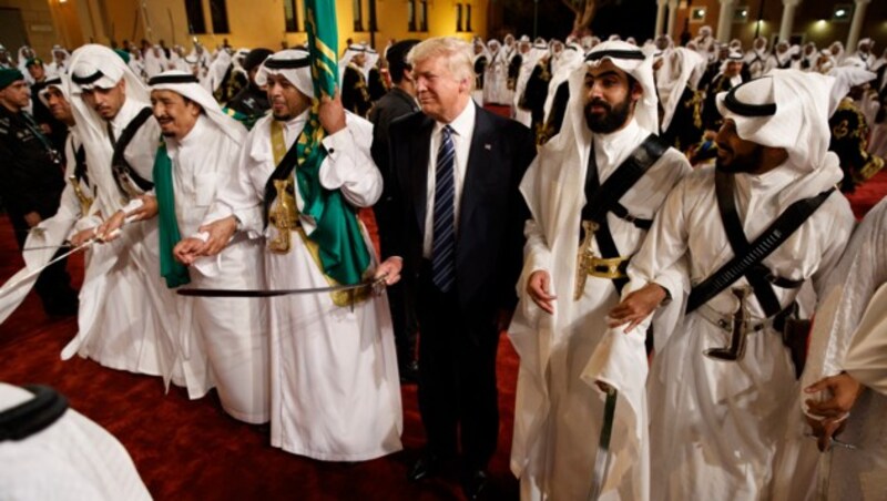 US-Präsident Trump beim traditionellen Schwerttanz während seines Besuchs in Saudi-Arabien (Bild: Associated Press)