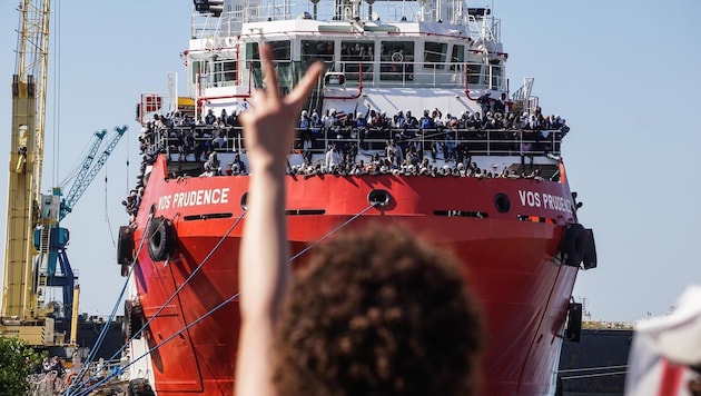 Eine tagelange Odyssee geht für diese völlig erschöpften Flüchtlinge aus Afrika zu Ende. (Bild: AP)