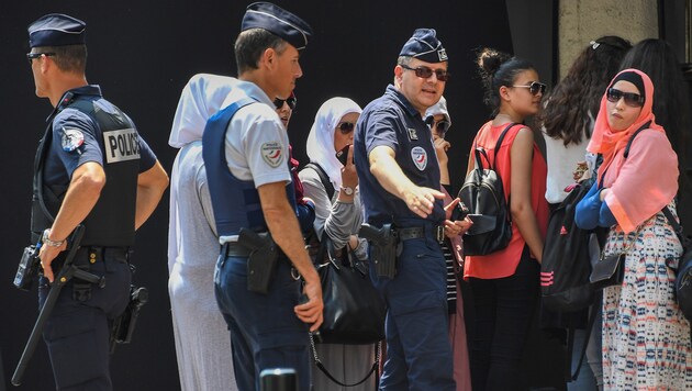 Etwa zehn Frauen, die am Strand von Cannes im Burkini baden wollten, wurden vorläufig festgenommen. (Bild: AFP)