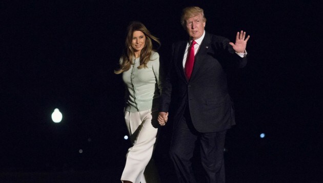Bei der Ankunft in Washington wurde wieder Händchen gehalten. (Bild: AP)