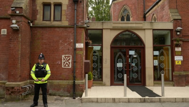 Ein Polizist vor der Didsbury-Moschee in Manchester (Bild: AFP)