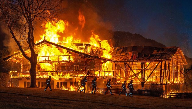 Ein Bauernhof in Jochberg sowie zwei Nebengebäude sind durch das Großfeuer zerstört worden. (Bild: APA/ZEITUNGSFOTO.AT/LIEBL DANIEL)