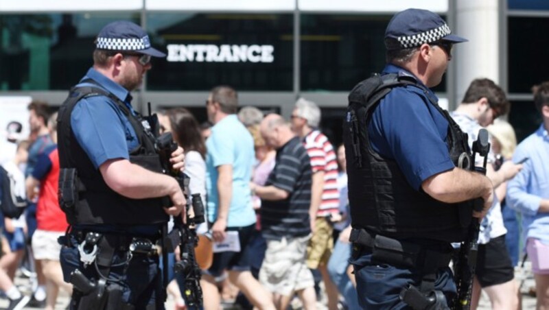 Schwer bewaffnete Polizisten vor einem Rugby-Stadion in London (Bild: AP)