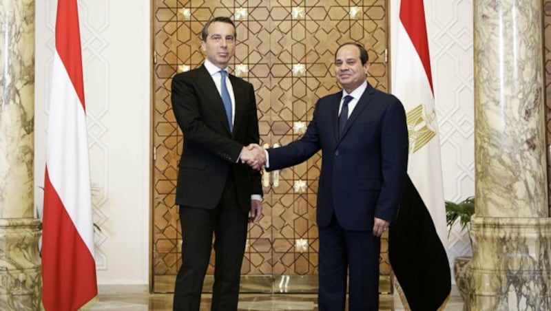 Freundschaftlicher Handshake zwischen Kern und Sisi (Bild: APA/BKA/ANDY WENZEL)