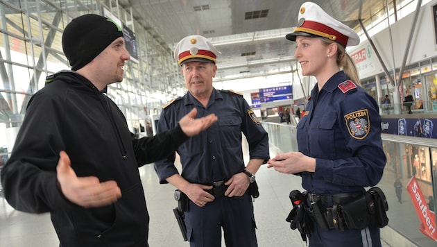 Die Polizei kontrolliert am Linzer Hauptbahnhof verstärkt - die Politik fordert weitere Maßnahmen (Bild: Johann Haginger)