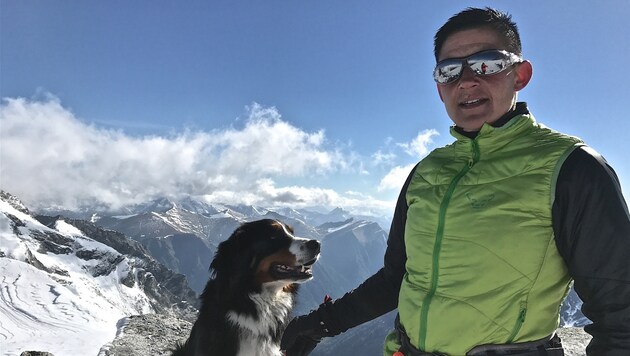 Eva Nischelwitzer mit "Bennie", einem ihrer insgesamt vier Hunde (Bild: Hannes Wallner)