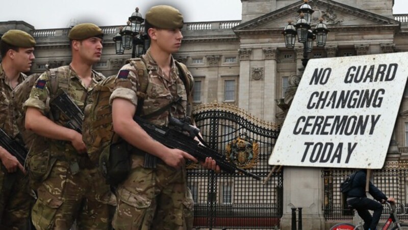 Tausende Soldaten unterstützen die britische Polizei und sichern strategisch wichtige Orte. (Bild: AP, AFP)