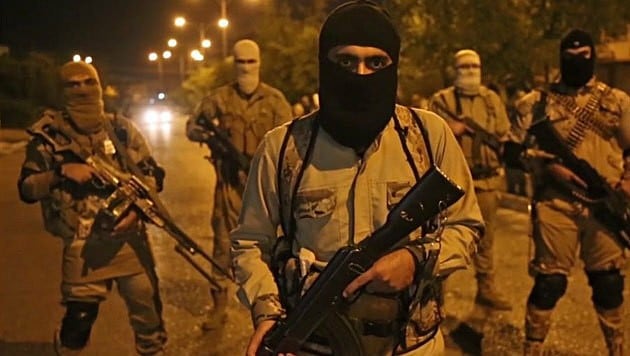 IS-Kämpfer auf nächtlicher Patrouille in Mossul (Bild: twitter.com/Terrormonitor)