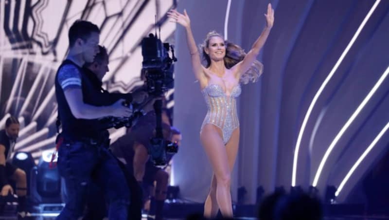 Heidi Klum eröffnete das große "Germany's next Topmodel"-Finale im sexy Glitzerbody. (Bild: ProSieben)