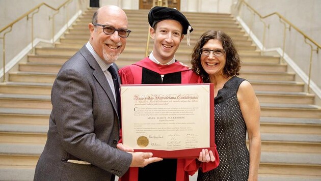 Mark Zuckerberg mit seinen stolzen Eltern Edward und Karen. (Bild: facebook.com/zuck)