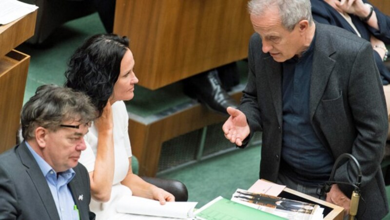 Eva Glawischnig mit Werner Kogler (li.) und Peter Pilz am 29. März im Parlament (Bild: EXPA Pictures/EXPA/Michael Gruber)