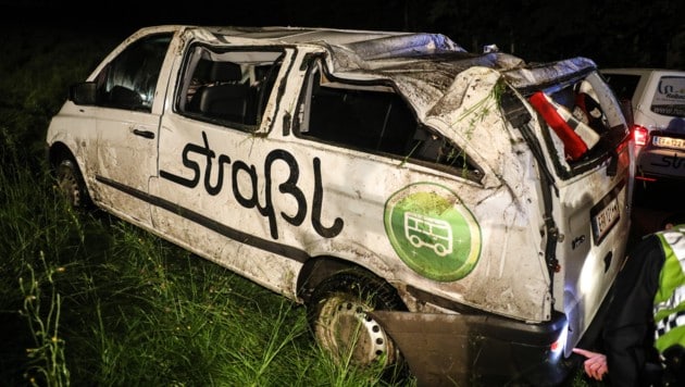 Der Disco-Bus wurde beim Unfall schwer beschädigt, sieben der neun Insassen sind verletzt (Bild: laumat.at / Matthias Lauber)