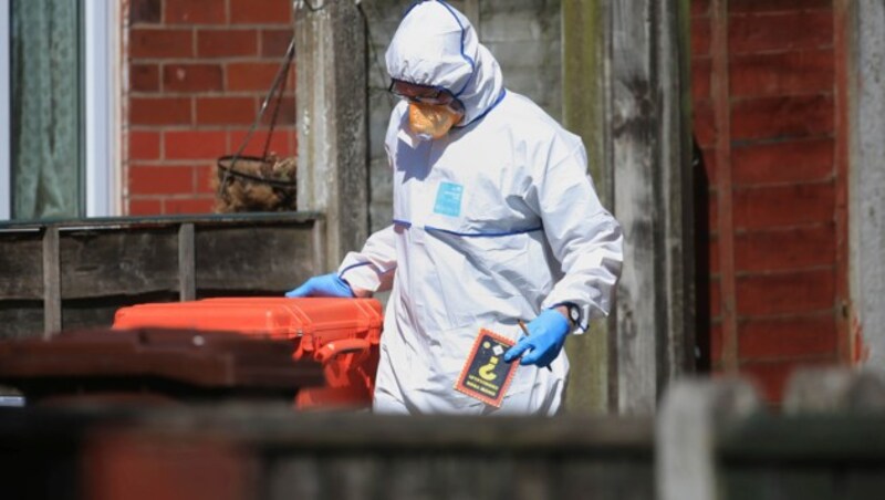 Forensiker im Haus des Manchester-Attentäters Salman Abedi (Bild: AP)