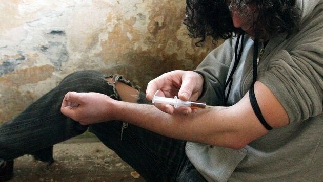 Vor allem der Heroin-Konsum stellt die Sicherheits- und Gesundheitsbehörden in Kärnten vor ein großes Problem. (Bild: APA/HELMUTH FOHRINGER (Symbolbild))