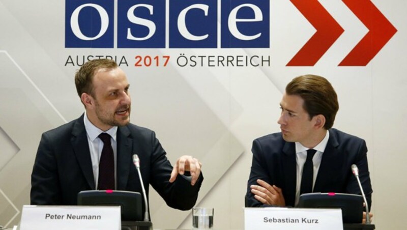 Terrorexperte Peter Neumann und Außenminister Sebastian Kurz (Bild: APA/Außenministerium/Dragan Tatic)