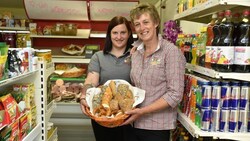 Kathrin Winkler mit Tochter Sandra im neu eröffneten Laden im Rauriser Ortsteil Wörth. (Bild: Wolfgang Weber)