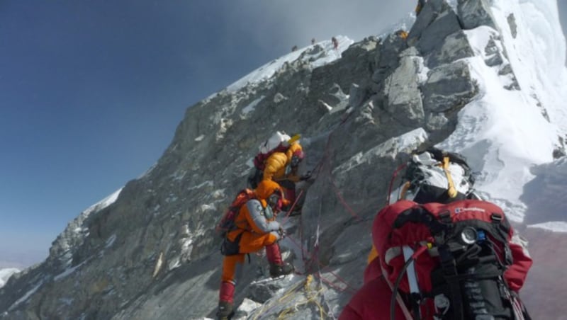 Bergsteiger umklettern den Hillary Step kurz vor dem Gipfel (Bild: AFP)