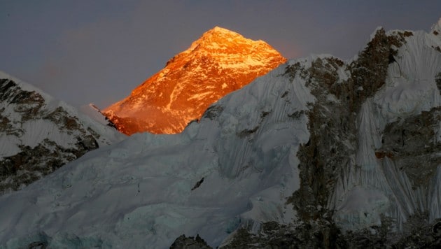 Der Mount Everest im Abendrot (Bild: Associated Press)