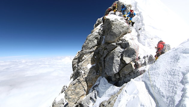 Der Hillary Step, ein Felsabsatz kurz unter dem Gipfel des höchsten Berges der Welt, im Mai 2011 (Bild: AFP)