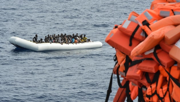 Mittlerweile wagen wieder deutlich mehr Menschen die gefährliche Überfahrt nach Europa. (Bild: APA/AFP/Andreas Solaro)