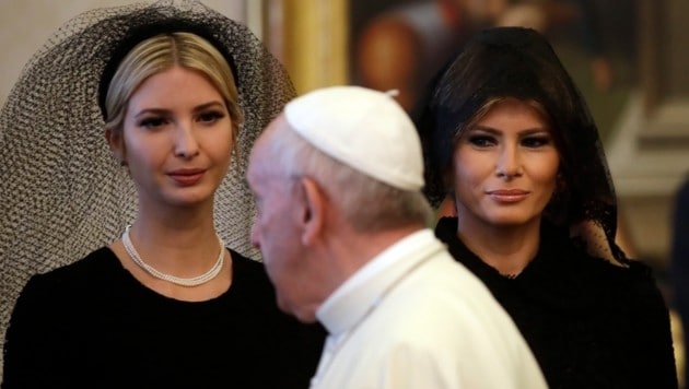 Melania und Ivanka ganz in Schwarz und mit Schleier beim Papst (Bild: AP)