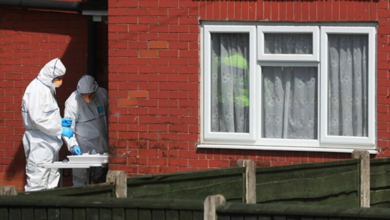 Forensiker durchkämmen das Haus von Salman Abedi in Fallowfield, Manchester (Bild: AP)