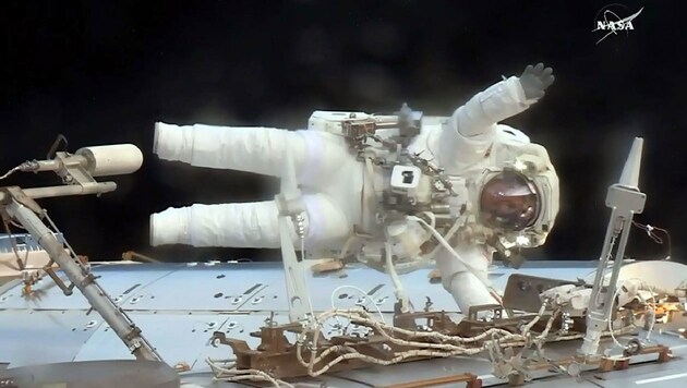 Astronaut Jack Fischer bei seinem Außeneinsatz auf der ISS (Bild: NASA TV)