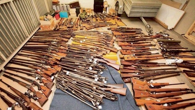 Das Waffenlager des 83-Jährigen: Darunter befanden sich schussfähige Pistolen, Kriegsmaterial usw. (Bild: Polizei Salzburg)
