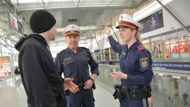 Am Linzer Hauptbahnhof ist die Polizei oft im Einsatz. (Bild: Kronen Zeitung)