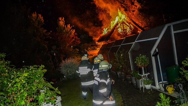 Lichterloh brannte eine Gartenhütte in Heiligenkreuz am Waasen. (Bild: FM Daniel Nagler (FF Heiligenkreuz/W))