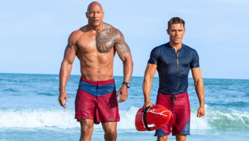 Dwayne Johnson und Zac Efron in "Baywatch" (Bild: AP)