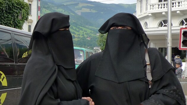 Zwei arabische Touristinnen in Zell am See (Bild: APA/Johannes Bruckenberger)