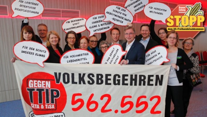 Mehr als eine halbe Million Menschen unterzeichnete das Anti-TTIP-Volksbegehren. (Bild: Martin A. Jöchl)