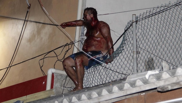 Der Russe erstach einen Angreifer und flüchtete sich schwer verletzt auf ein Dach. (Bild: EPA)