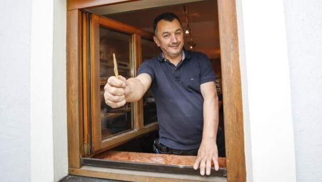 Nihad Halilovic bei dem aufgebrochenen Fenster. (Bild: Markus Tschepp)