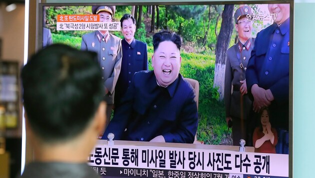 Kim Jong Un ist offenbar hocherfreut über den "perfekten" Start der Mittelstreckenrakete. (Bild: AP)