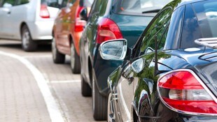 Die Mutter und ihre erst zwei Jahre alte Tochter wurden von einem Pkw beim Einparken angefahren (Symbolbild).  (Bild: thinkstockphotos.de (Symbolbild))